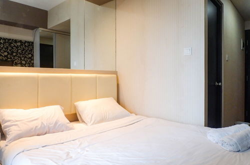 Photo 5 - Warm Studio Apartment At Tamansari Papilio