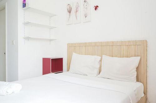 Foto 9 - Fully Furnished with Cozy Design Studio Poris 88 Apartment