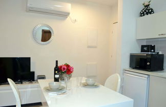 Foto 3 - Classic 1BR in City Center near Beach by FeelHome