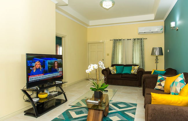 The US Embassy Luxury Apartment - Photo 19