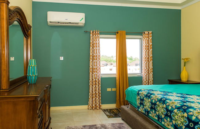 The US Embassy Luxury Apartment - Photo 2
