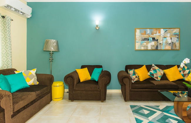 The US Embassy Luxury Apartment - Photo 21
