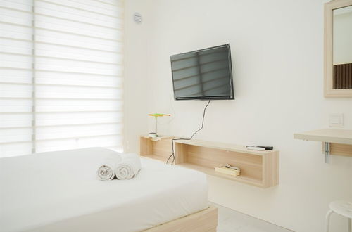 Foto 14 - Comfy And Minimalist Studio At Sky House Bsd Apartment