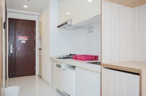 Foto 6 - Comfy And Minimalist Studio At Sky House Bsd Apartment