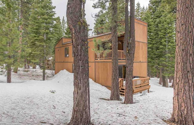 Wolfe by Avantstay 5mins Northstar! w/ Hot Tub, Fireplace, 2 Private Decks! - Foto 25