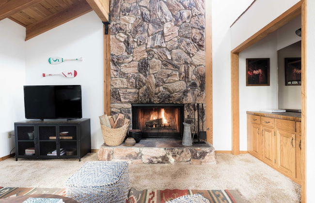 Wolfe by Avantstay 5mins Northstar! w/ Hot Tub, Fireplace, 2 Private Decks! - Foto 7