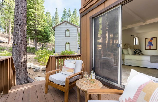 Wolfe by Avantstay 5mins Northstar! w/ Hot Tub, Fireplace, 2 Private Decks! - Foto 2