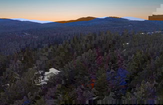 Foto 3 - Wolfe by Avantstay 5mins Northstar! w/ Hot Tub, Fireplace, 2 Private Decks