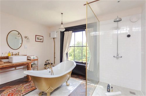 Photo 26 - Stunning 2 Bedroom House in Peaceful London Fields