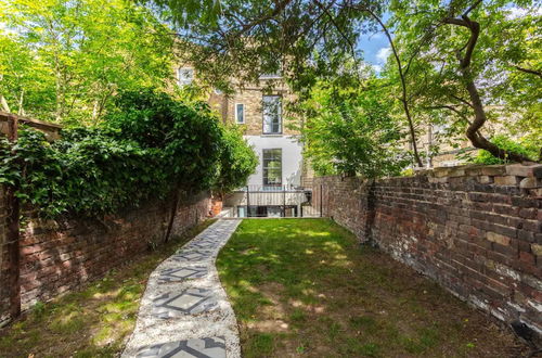 Photo 31 - Stunning 2 Bedroom House in Peaceful London Fields