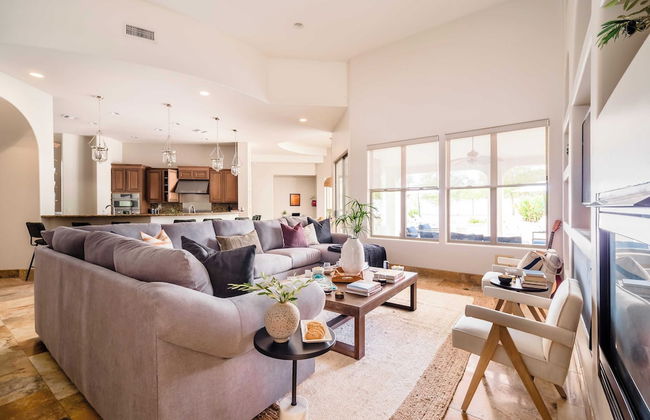 Sleeps 19, 7bdr Estate! Sports Court, Putting Green, Pool Farrier by Avantstay - Photo 15