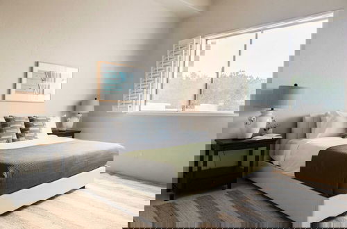 Foto 35 - Sleeps 19, 7bdr Estate! Sports Court, Putting Green, Pool Farrier by Avantstay