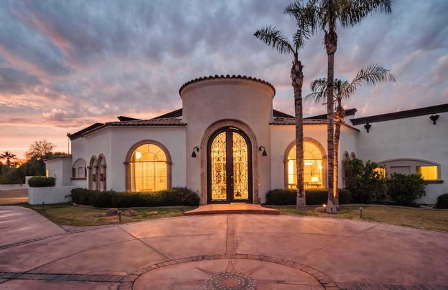 Sleeps 19, 7bdr Estate! Sports Court, Putting Green, Pool Farrier by Avantstay - Photo 8
