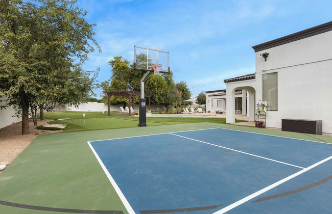 Sleeps 19, 7bdr Estate! Sports Court, Putting Green, Pool Farrier by Avantstay - Photo 4