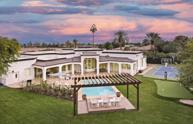 Sleeps 19, 7bdr Estate! Sports Court, Putting Green, Pool Farrier by Avantstay - Photo 1