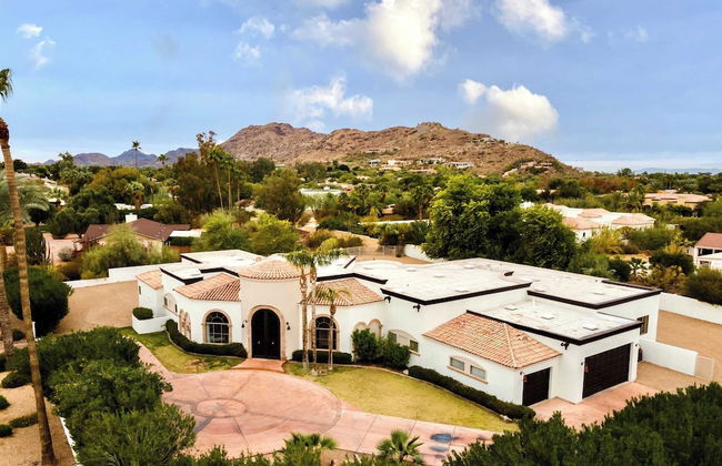 Sleeps 19, 7bdr Estate! Sports Court, Putting Green, Pool Farrier by Avantstay - Photo 7