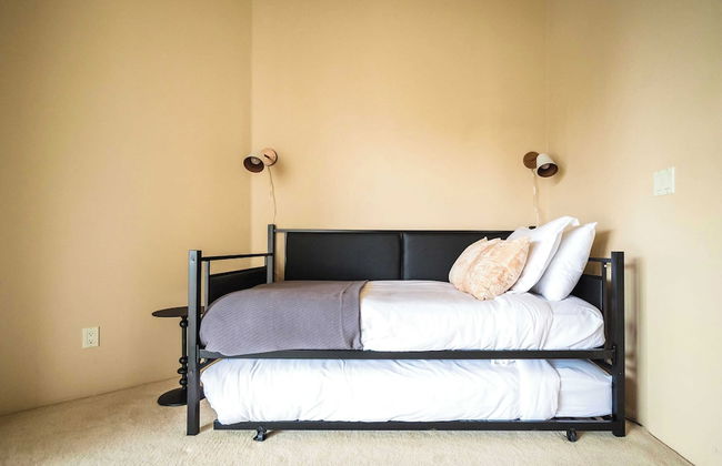Sleeps 19, 7bdr Estate! Sports Court, Putting Green, Pool Farrier by Avantstay - Photo 40