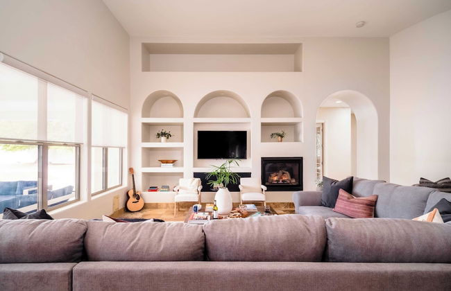 Sleeps 19, 7bdr Estate! Sports Court, Putting Green, Pool Farrier by Avantstay - Photo 16