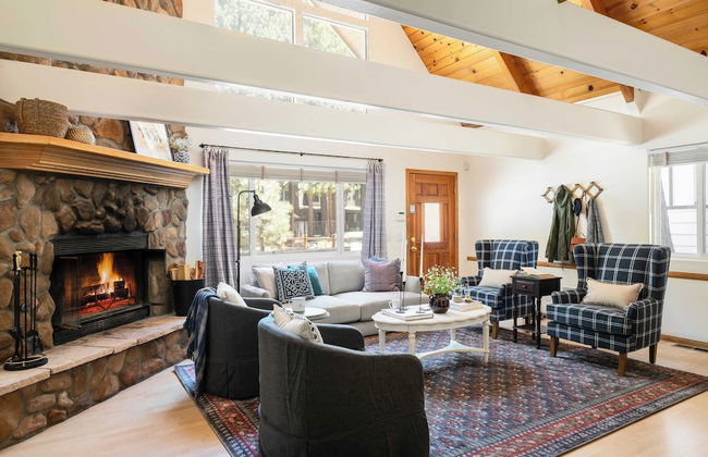 Hartwood by Avantstay Cozy Big Bear Abode w/ Spacious Deck & Stone Fireplace - Foto 2