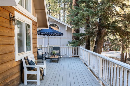 Photo 3 - Hartwood by Avantstay Cozy Big Bear Abode w/ Spacious Deck & Stone Fireplace