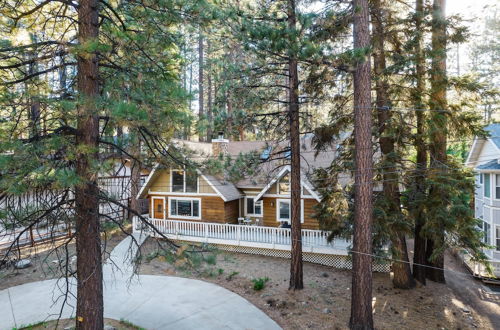 Photo 5 - Hartwood by Avantstay Cozy Big Bear Abode w/ Spacious Deck & Stone Fireplace