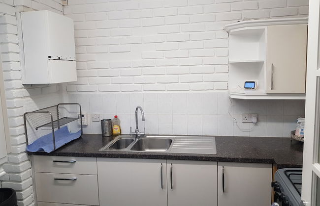 Beautiful 2-bed House in Bolton With Free Parking - Foto 3