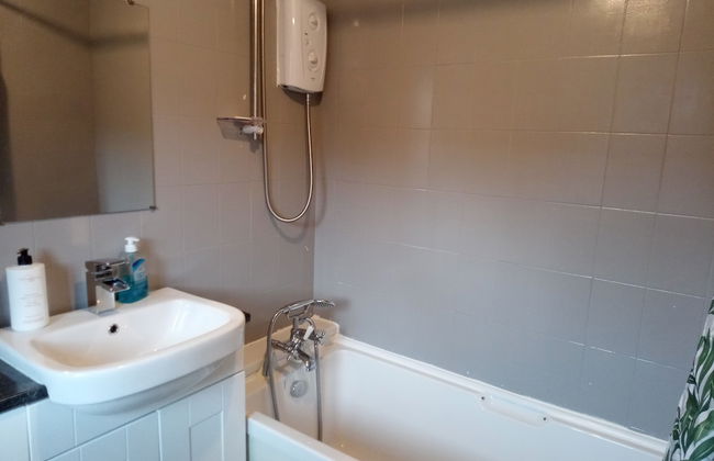 Beautiful 2-bed House in Bolton With Free Parking - Foto 6
