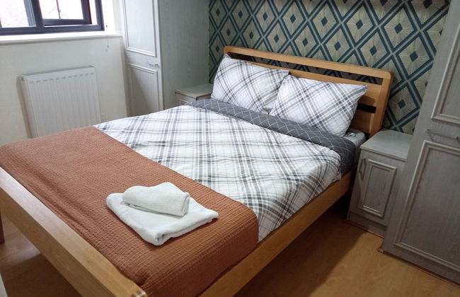 Beautiful 2-bed House in Bolton With Free Parking - Foto 1