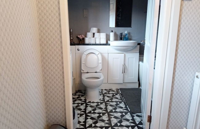 Beautiful 2-bed House in Bolton With Free Parking - Foto 7