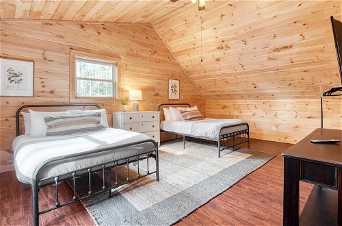 Photo 4 - Ashberry by Avantstay Large Cabin Surrounded in Pine Tree w/ River Views & Game Room