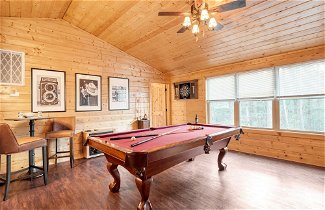 Foto 3 - Ashberry by Avantstay Large Cabin Surrounded in Pine Tree w/ River Views & Game Room