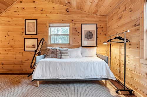 Photo 5 - Ashberry by Avantstay Large Cabin Surrounded in Pine Tree w/ River Views & Game Room