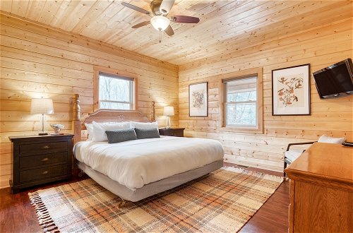 Photo 3 - Ashberry by Avantstay Large Cabin Surrounded in Pine Tree w/ River Views & Game Room