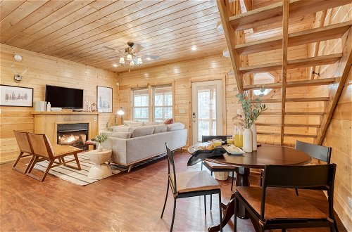 Foto 9 - Ashberry by Avantstay Large Cabin Surrounded in Pine Tree w/ River Views & Game Room