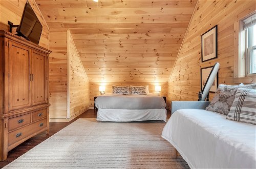 Photo 2 - Ashberry by Avantstay Large Cabin Surrounded in Pine Tree w/ River Views & Game Room