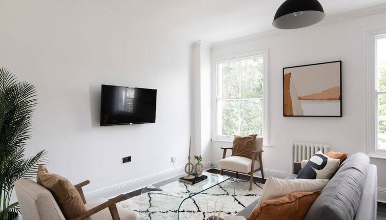 Photo 1 - The Camberwell Retreat - Alluring 2bdr Flat With Garden