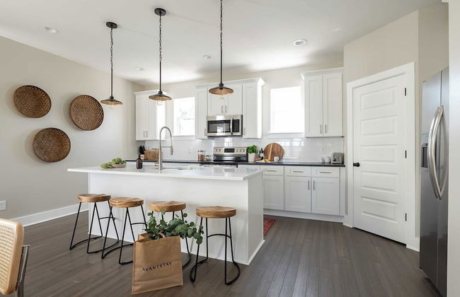 Shelton & Urban by Avantstay Sleeps 20! 2 Unit Buyout! Spacious Design - Foto 3