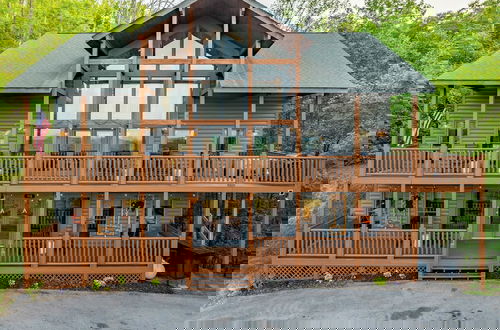 Photo 7 - Hollow's Haven by Avantstay Hot Tub, Sauna, Balcony and Tree Top Views