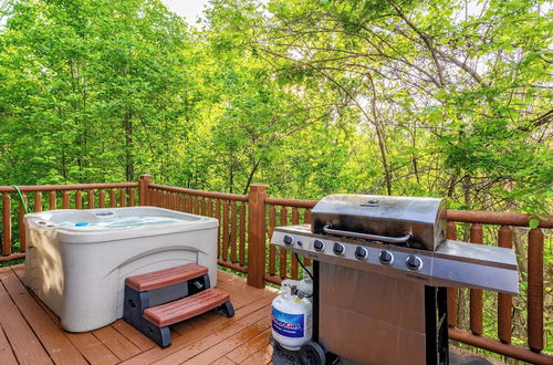 Photo 46 - Hollow's Haven by Avantstay Hot Tub, Sauna, Balcony and Tree Top Views