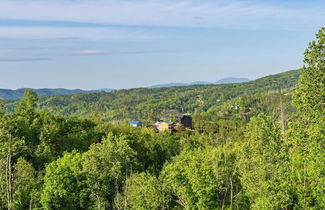 Photo 2 - Hollow's Haven by Avantstay Hot Tub, Sauna, Balcony and Tree Top Views