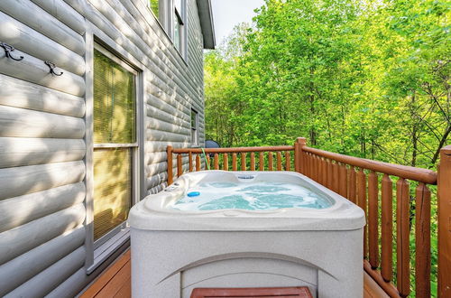 Photo 38 - Hollow's Haven by Avantstay Hot Tub, Sauna, Balcony and Tree Top Views