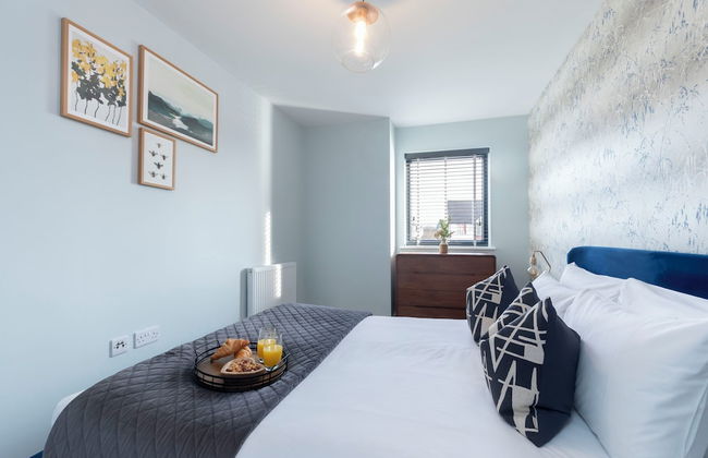 Elliot Oliver - 2 The Old Surgery: Stunning 4 Bedroom Home With Parking In Cheltenham - Foto 1