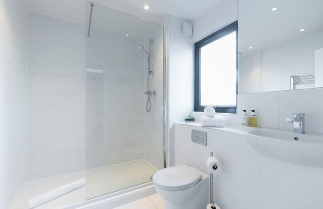 Elliot Oliver - 2 The Old Surgery: Stunning 4 Bedroom Home With Parking In Cheltenham - Foto 20
