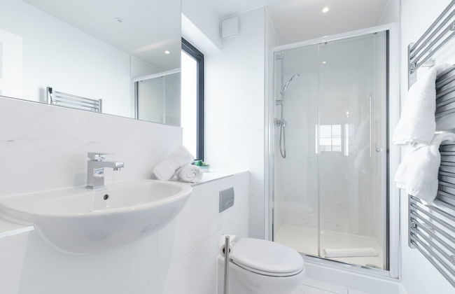 Elliot Oliver - 2 The Old Surgery: Stunning 4 Bedroom Home With Parking In Cheltenham - Foto 22