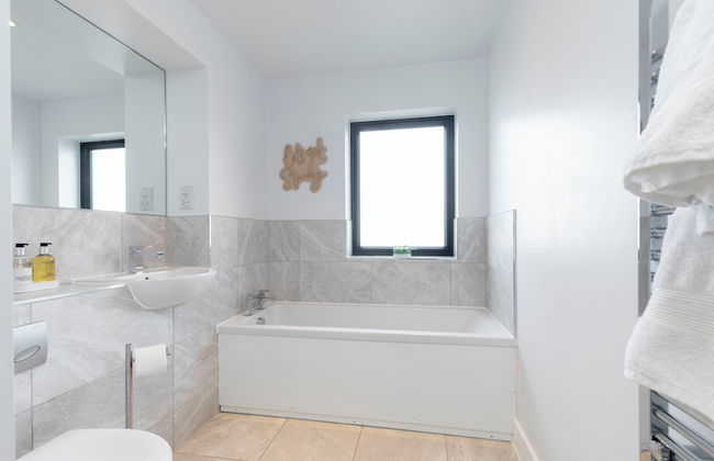 Elliot Oliver - 2 The Old Surgery: Stunning 4 Bedroom Home With Parking In Cheltenham - Foto 21