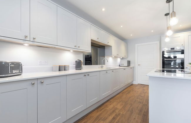 Elliot Oliver - 2 The Old Surgery: Stunning 4 Bedroom Home With Parking In Cheltenham - Foto 13