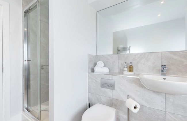 Elliot Oliver - 2 The Old Surgery: Stunning 4 Bedroom Home With Parking In Cheltenham - Foto 23