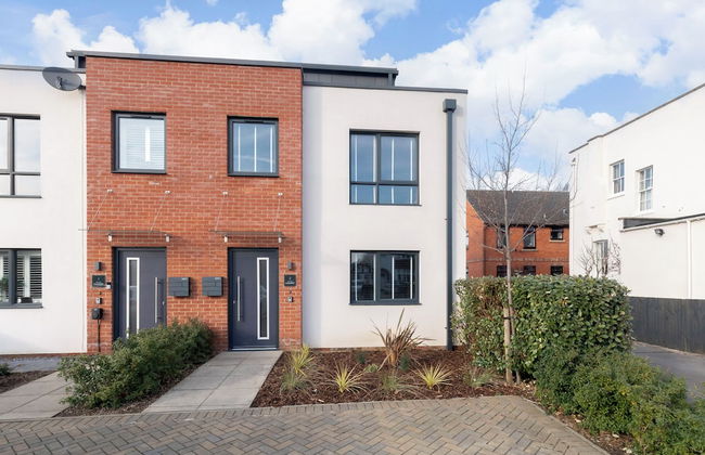 Elliot Oliver - 2 The Old Surgery: Stunning 4 Bedroom Home With Parking In Cheltenham - Foto 24