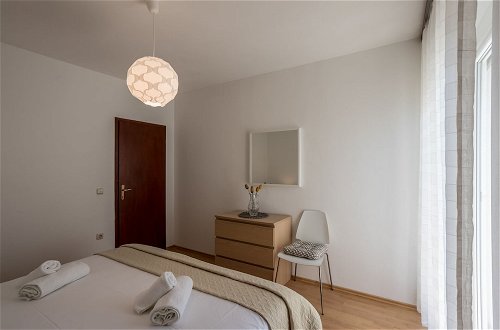 Photo 2 - Spacious Apartment With Three Double Bedrooms