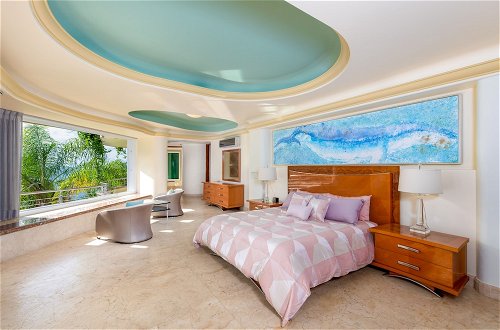 Foto 16 - Luxury Beach Frontage Villa For Rent
